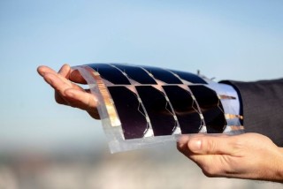 Semi-Flexibles PV-Modul hergestellt am Fraunhofer ISE mit III-V Tandem Solarzellen von AZUR SPACE Solar Power GmbH.