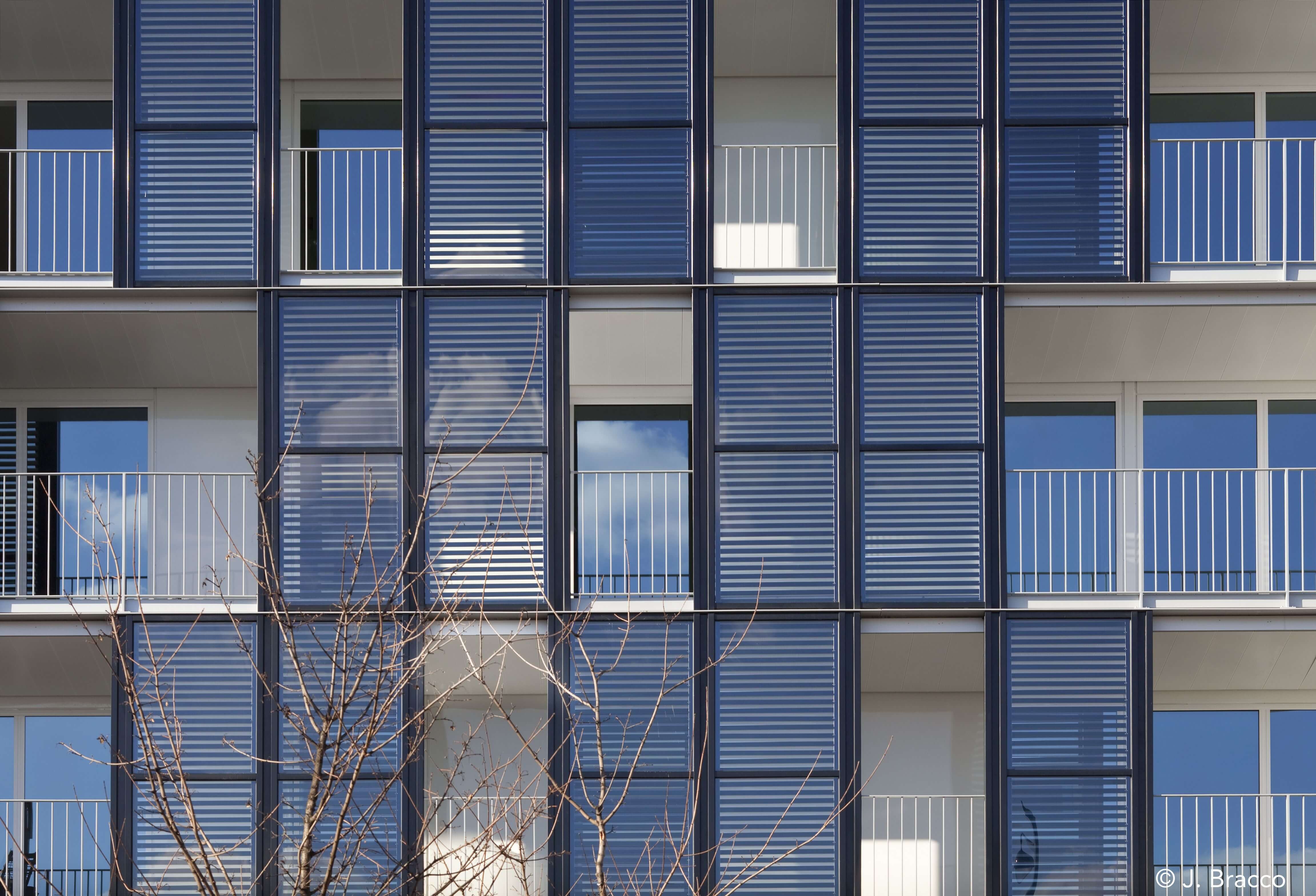 Sozialer Wohnungsbau mit teiltransparenten thermischen Fassadenkollektoren in Paris nach einem Design von Philippon-Kalt Architekten. 