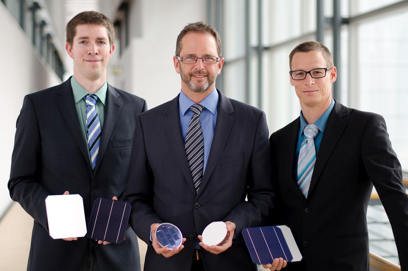 Das Preisträgerteam mit Siliciumsolarzellen