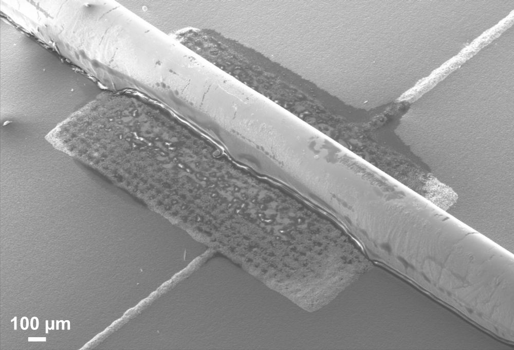 Soldered round wire joint on the low-temperature metallization of a solar cell in the scanning electron microscope.