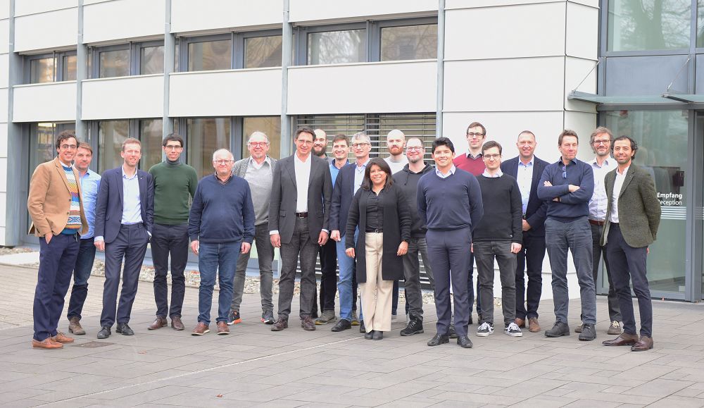 The SAFari consortium, consisting of representatives from ASG Analytik-Service AG, BP Europa SE, Clariant AG, the German Aerospace Center (DLR), and Fraunhofer ISE.