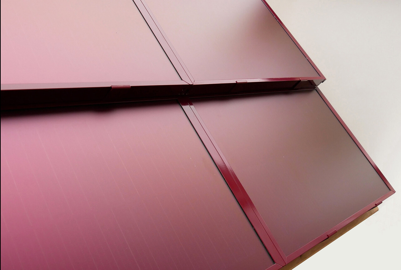 Solardachmodule mit Morpho-Color® Farbbeschichtung in einer klassischen Dacheindeckung