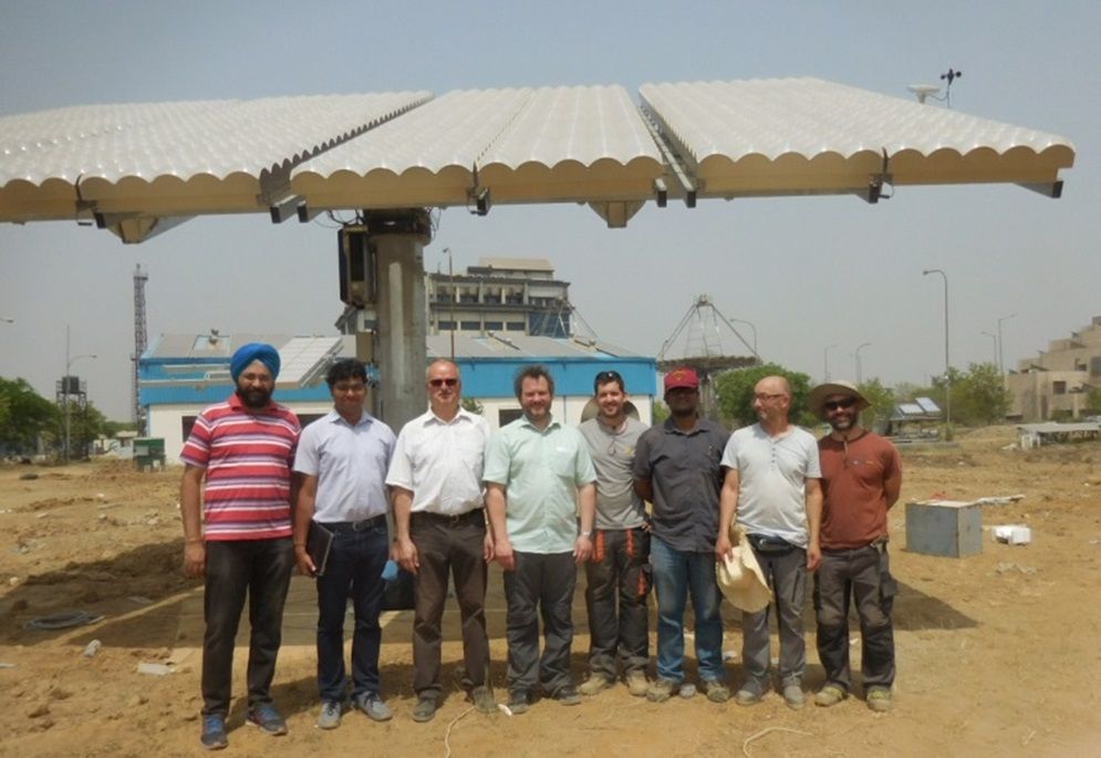 Gemeinschaftliches Team aus Fraunhofer ISE, BSQ und NETRA NTPC Mitarbeitern. Im Hintergrund ist eines der vier in Greater Noida, Indien, installierten CPV Systeme gezeigt.