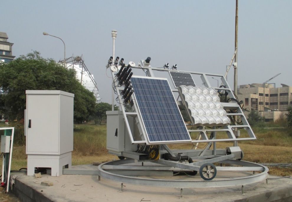 Versuchseinrichtung bestehend aus einer Sonnennachführeinheit und eines Messsystems zum Bestimmen von Strom Spannungs-Charakteristiken von (C)PV Modulen. Die gezeigte Versuchseinrichtung ist innerhalb des Projekts in Greater Noida, Indien installiert worden.