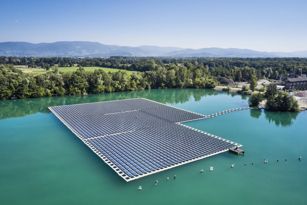 Floating-PV-Anlage auf einem Baggersee der Ossola-Kieswerke in Renchen-Maiwald in Baden-Würtemberg.