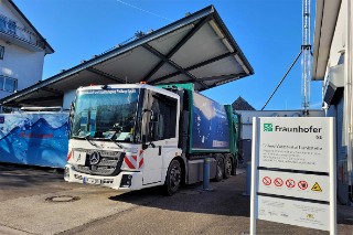 Brennstoffzellenfahrzeug der Abfallwirtschaft und Stadtreinigung Freiburg GmbH (ASF) vor der Wasserstoff-Tankstelle des Fraunhofer ISE