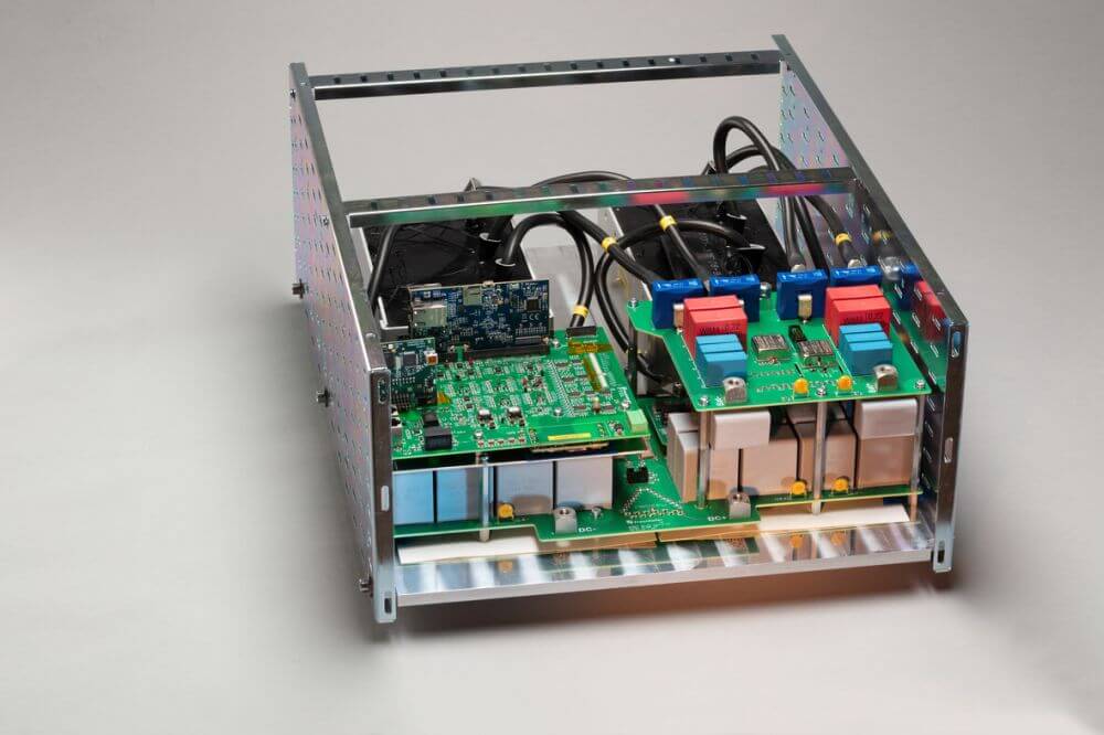 2-phasiger, kompakter DCDC-Wandler, 150 kW Leistung, 48 kHz Taktfrequenz, Spannungsbereich bis 1500 V.