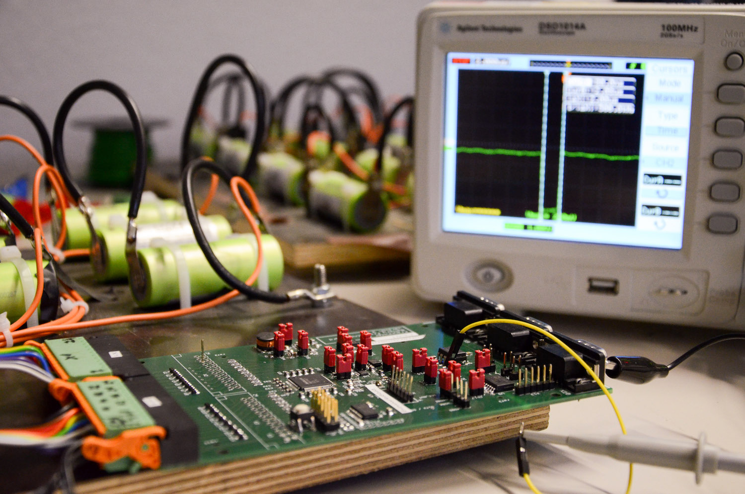 Das Batteriemanagementsystem (BMS) überwacht die Betriebsparameter der Testzellen und stellte einen vorteilhaften und sicheren Betrieb her.