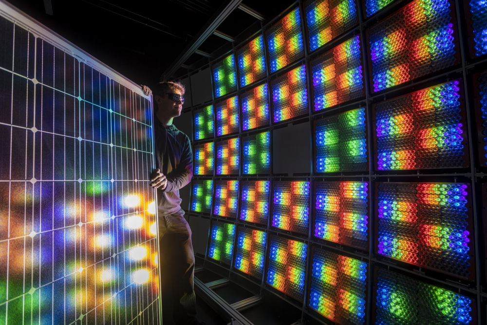 LED-basierter Modul-Simulator mit einstellbarem Anregungs-Spektrum zur präzisen IV-Messung von PV-Modulen. 