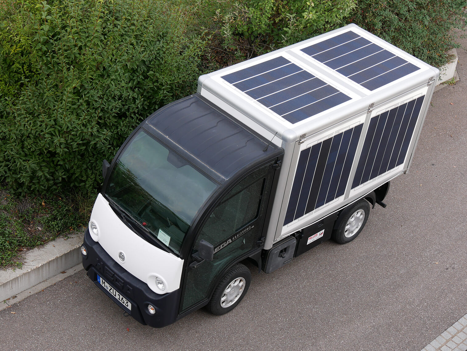 Mini-E-LKW des Fraunhofer ISE mit integrierten Schindelsolarzellen.