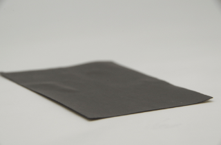 Trockenprozessierter Elektrodenfilm für Natrium-Ionen-Batterien.