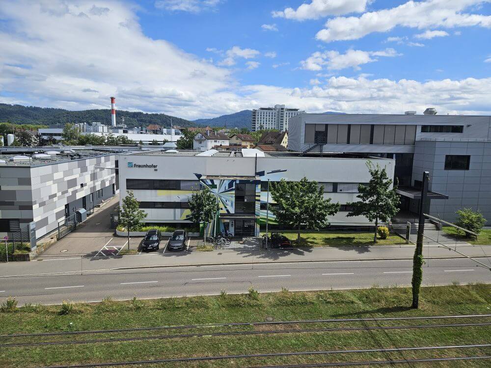 Fertiggestelltes Campusgebäude mit fassaden-integrierten Lüftungsleitungen.