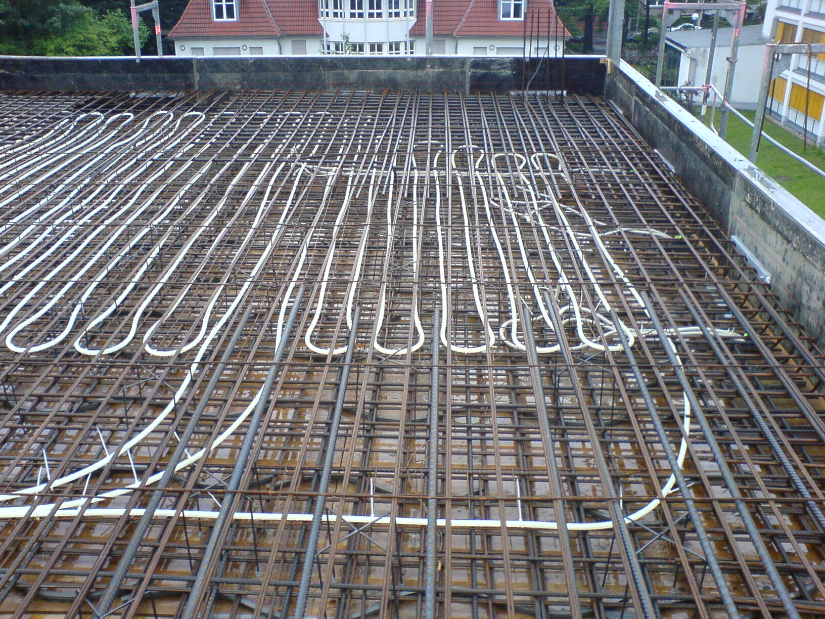 Rohrverlegung in der Geschossdecke bei der Installation einer Betonkerntemperierung.