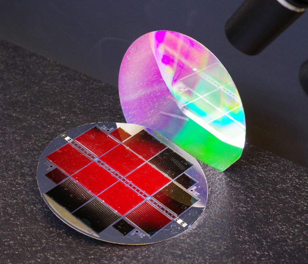Die III-V//Si-Tandemsolarzellen erlauben Wirkungsgrade von über 30%. Im Projekt wird daraus zum ersten Mal ein Modul gefertigt. Zudem wird die Herstellung auf größere Substrate übertragen, um mehr Durchsatz in der Fertigung zu erreichen.
