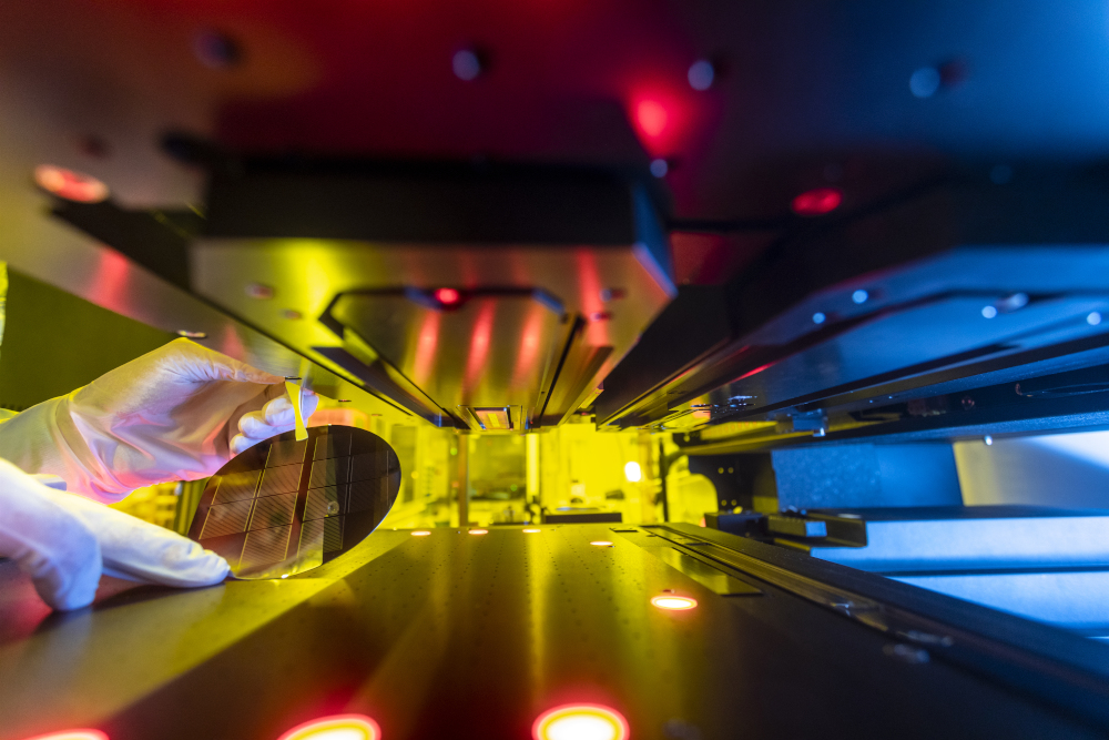 Neben dem Übertrag auf größere Substrate werden auch neue kostengünstige Prozesse wie Inkjet-Druck erprobt, um die Herstellung der III-V//Si-Tandemsolarzellen wirtschaftlicher zu machen.