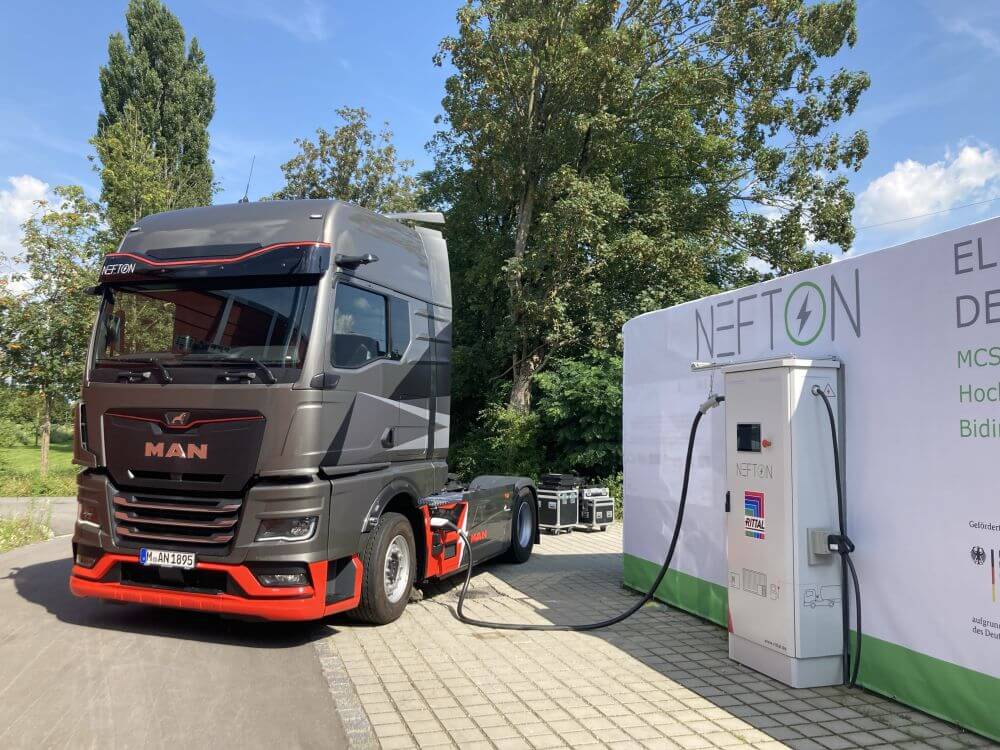 Lkw beim Megawatt-Laden an einer Schnelllade-Säule.