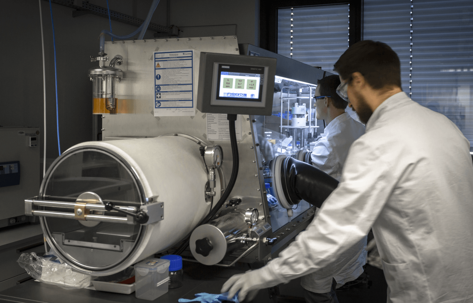 Arbeiten an Solid-State-Lithium-Ionen Batterien in einer Glovebox 