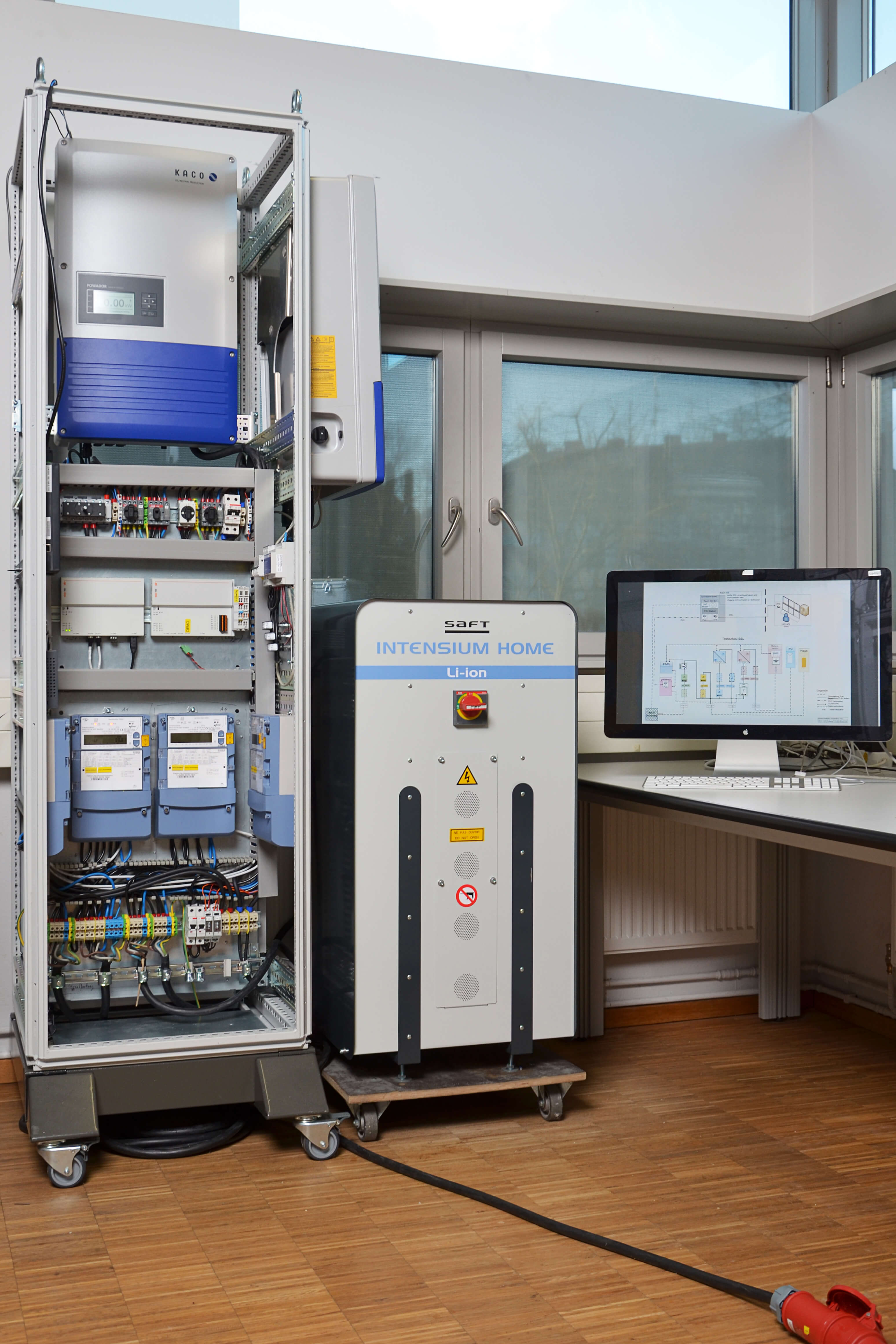 Testaufbau des Net-PV PV-Batteriesystems im Service Lab Smart Energy des Fraunhofer ISE.
