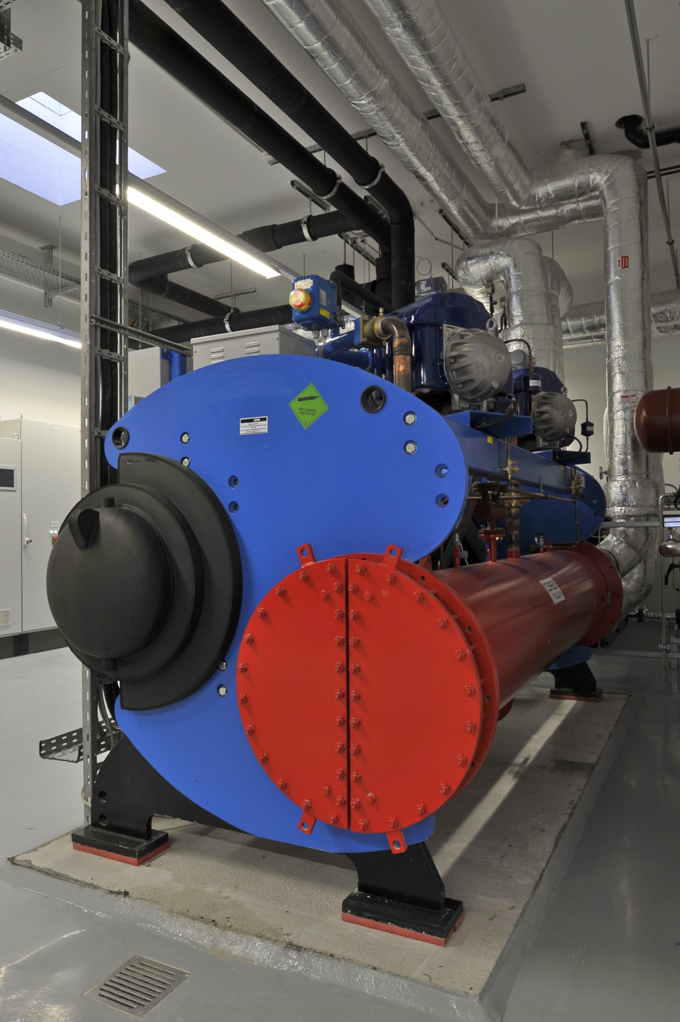 Reversible Wärmepumpe mit Turboverdichtertechnologie.