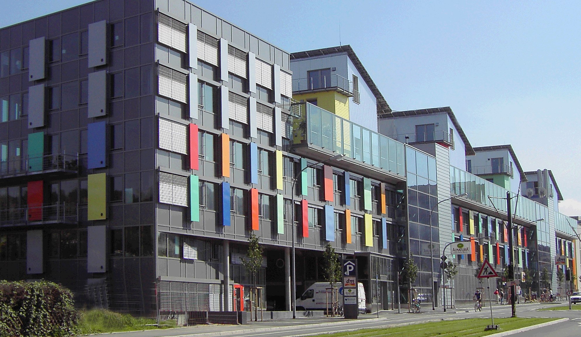 Im Sonnenschiff in Freiburg wurden mikroverkapselte Paraffine in Gipskartonplatten in einer Büro-Etage eingebaut zur Verbesserung des thermischen Komforts in den Sommermonaten. 