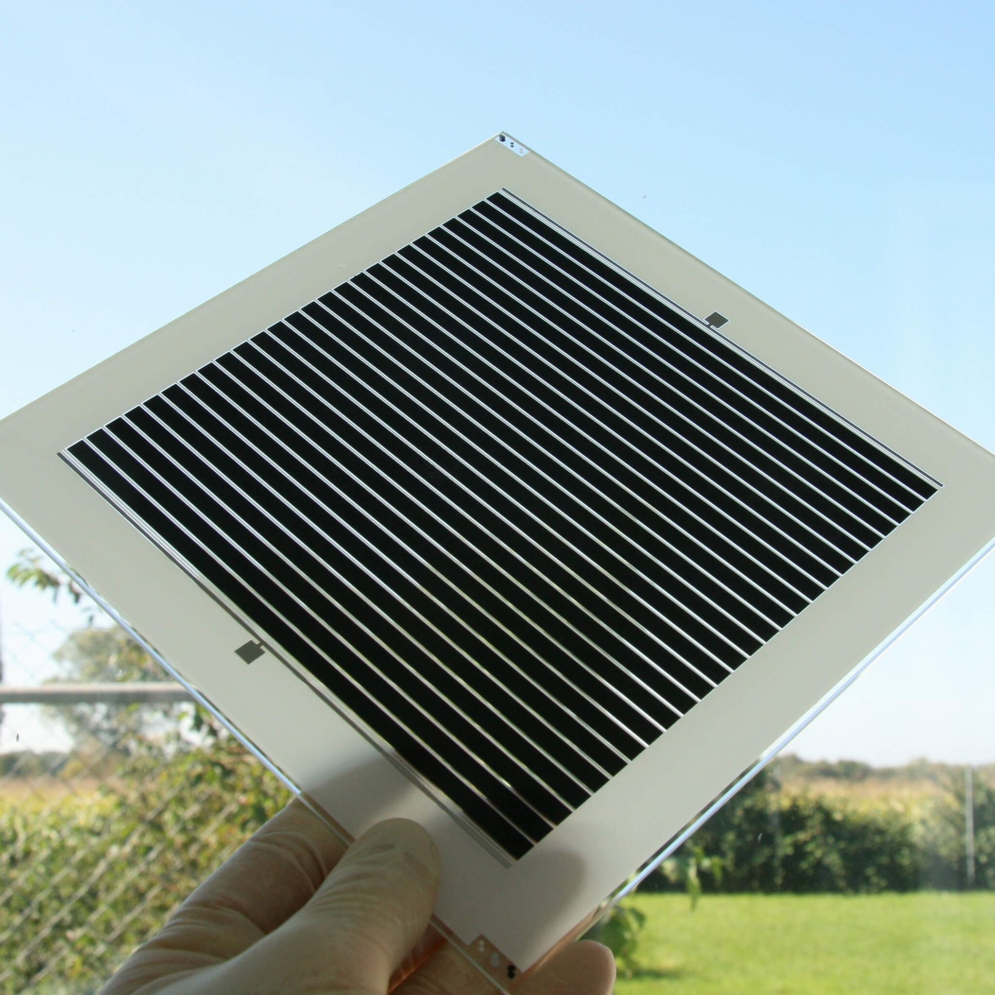 Foto einer gedruckten Elektrode für die zukünftige Herstellung von Perowskitsolarmodulen.
