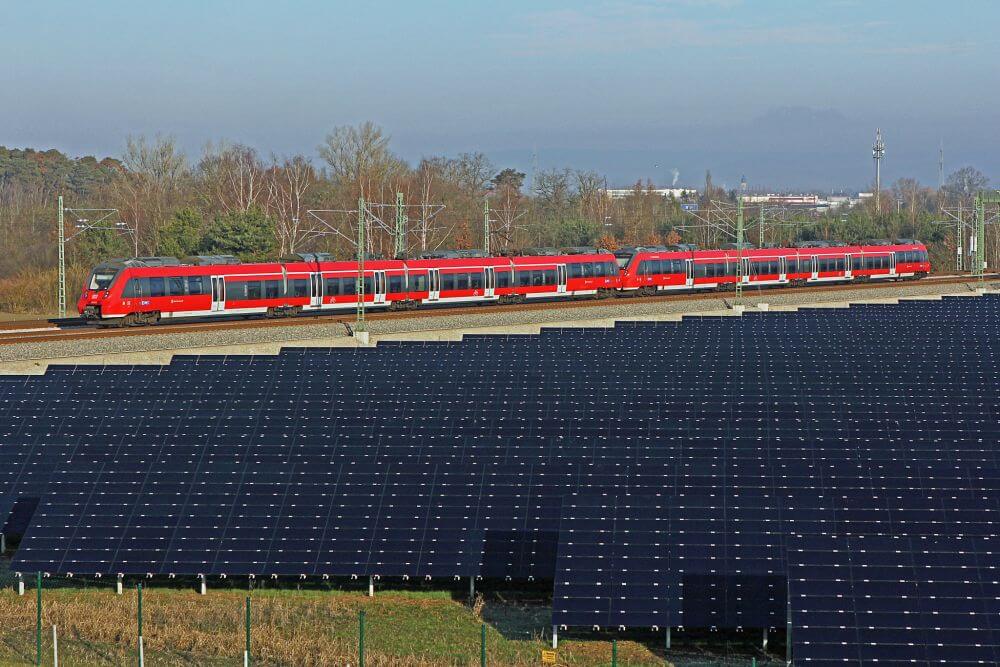 Die Nutzung von PV-Modulen entlang von Bahntrassen für das Bahnstromnetz.