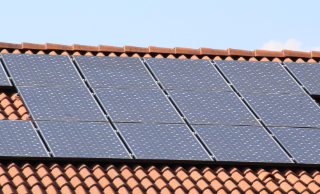 Die Ausbauziele von ca. 200 GW Solarenergie bis 2030 sollen insbesondere auch durch Installation von PV-Dachanlagen erreicht werden.
