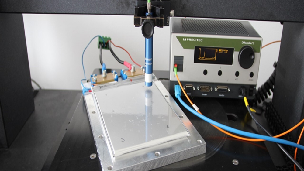 Foto einer Messung der Ausdehnung einer Batteriezelle mit dem optischen Gerät von Precitec Optronik.