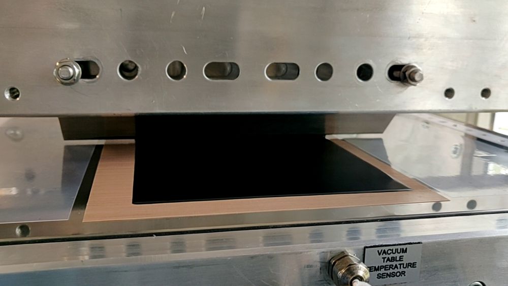 Katalysatortinte wird via Schlitzdüse auf eine Decal-Transfer-Folie aufgebracht.