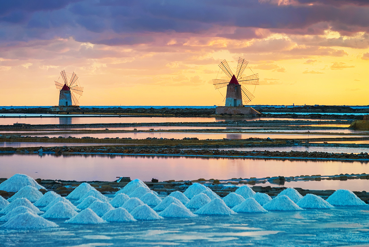Salzgewinnung in Salinen auf Sizilien.
