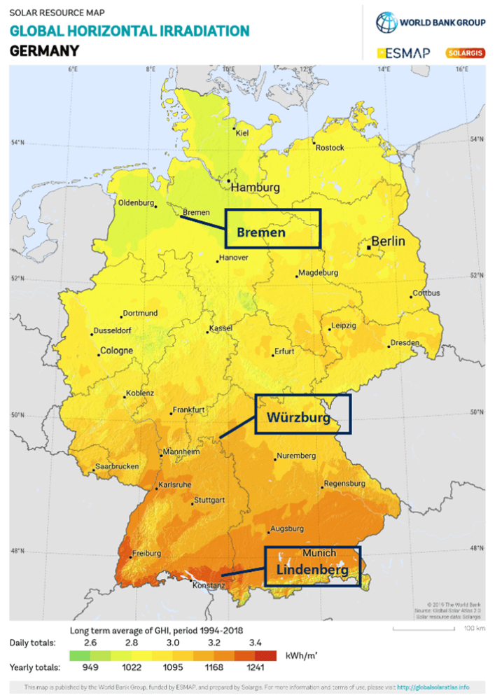 Karte der mittleren solaren Einstrahlung in Deutschland ( Globalstrahlung auf einer horizontalen Fläche) mit den drei beispielhaften, in der Studie betrachteten Standorten Bremen, Würzburg und Lindenberg im Allgäu | <b>Solar resource map © 2021 Solargis</b>