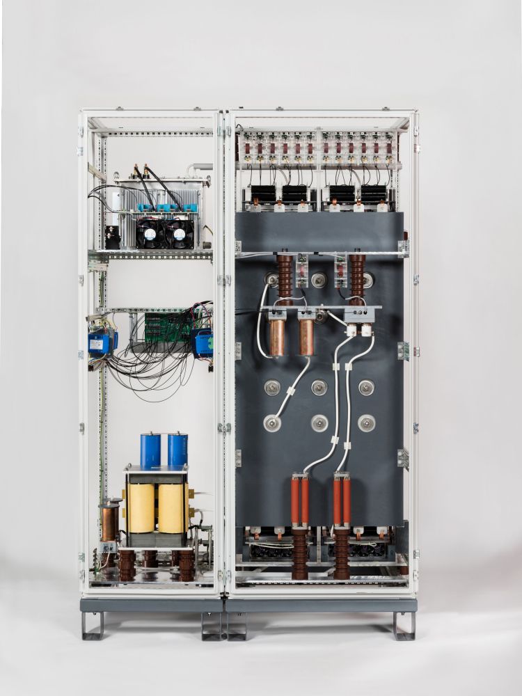 Einphasiger 15-kV-Mittelspannungswechselrichter für Bahnanwendung. Rückansicht.