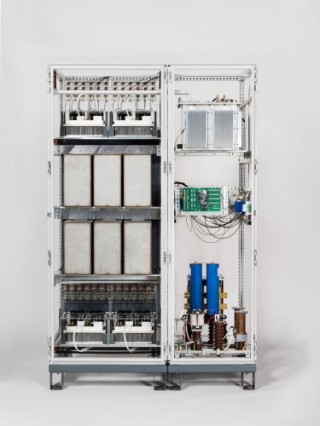 Einphasiger 15-kV-Mittelspannungswechselrichter für Bahnanwendung. Frontansicht.