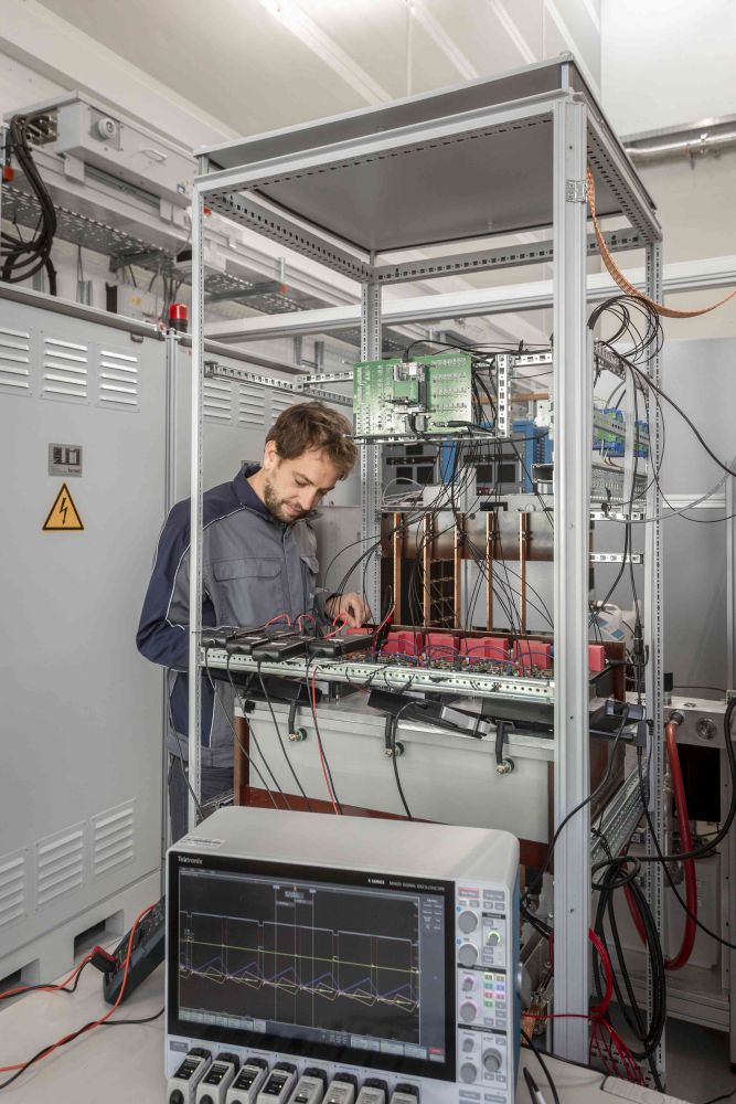 Aufbau und Test des SiC-Wechselrichter-Stacks in den Labors des Fraunhofer ISE.