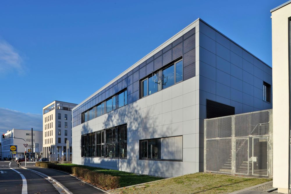 BIPV-Fassade eines Laborgebäudes am Fraunhofer ISE.