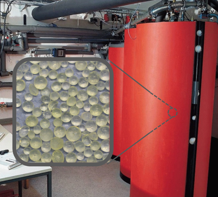 Saisonaler Sorptions­wärmespeicher, der 1999 im Solarhaus des Fraunhofer ISE installiert wurde; die zwei Adsorber (im Vordergrund) sind mit einer Silikagelschüttung (vgl. Bildausschnitt) befüllt. 