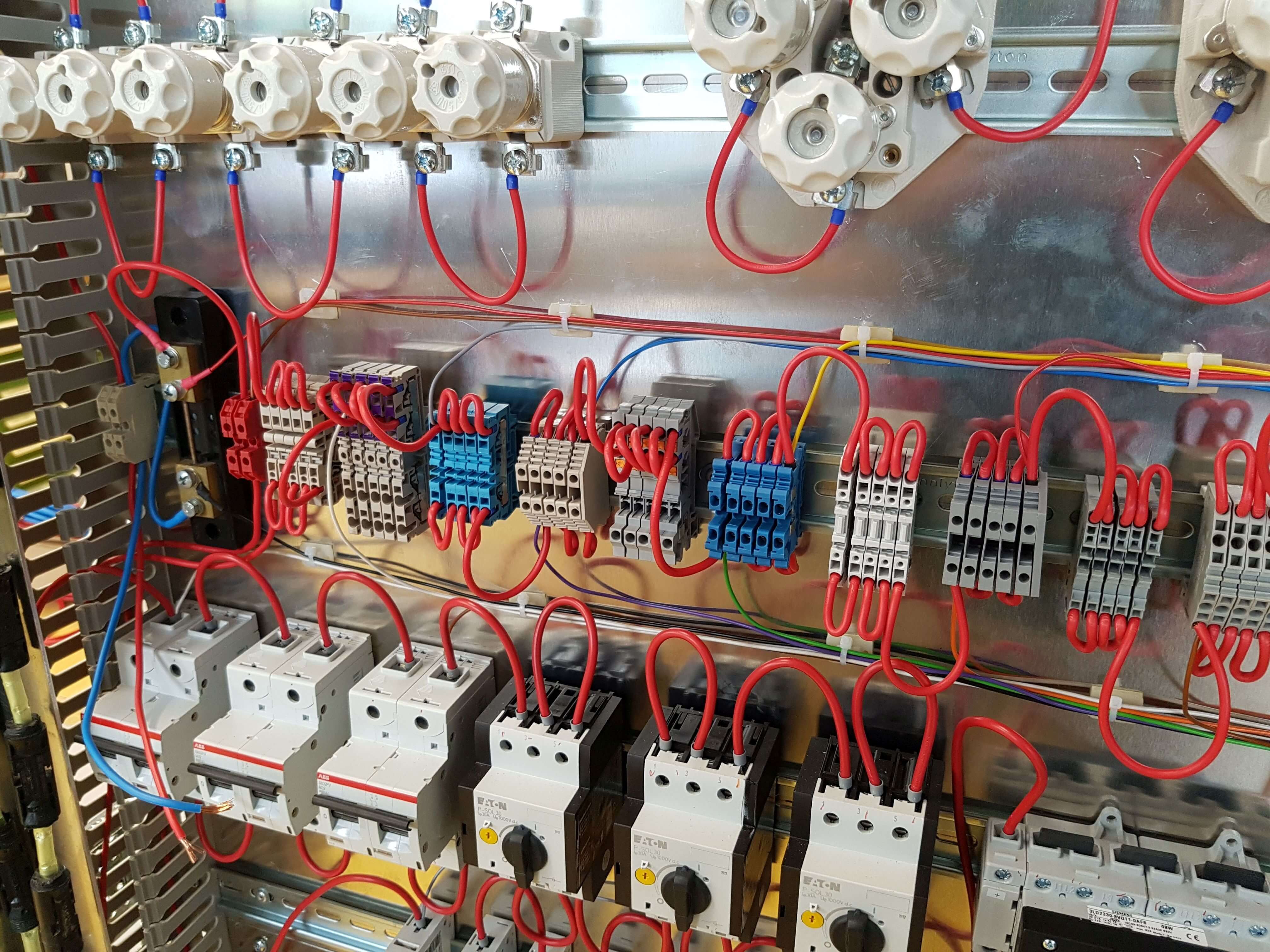 Belastungstest verschiedener elektrischer Verbinder, Schalter und Sicherungen im stationären Batteriesystem