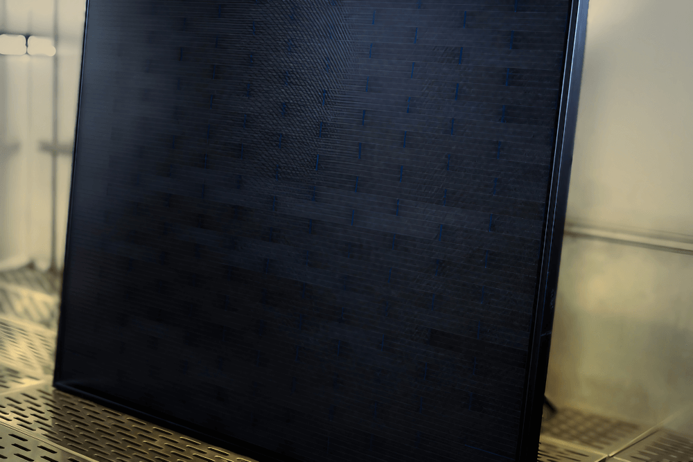 Detailansicht eines verschattungsresilienten Solarzellenmoduls in einer Matrixanordnung. Die Solarzellen sind nahtlos zu einem Netzwerk verbunden, wodurch ein einheitliches und ansprechendes Design entsteht. Dank dieser speziellen Anordnung kann der Stromfluss um Bereiche mit Schatten oder Defekten herumgeleitet werden.