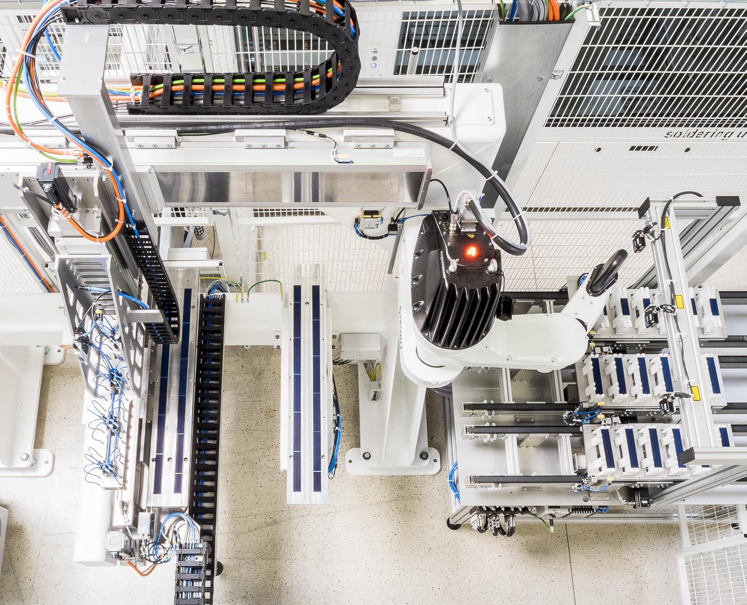 Die Firma M10 und das Fraunhofer ISE haben gemeinsam eine Anlage für die Verschaltung von Matrix-Schindelmodulen entwickelt. Ein Roboterarm ordnet die Schindelzellen in einer Matrix an und bereitet sie für den Klebeprozess vor.