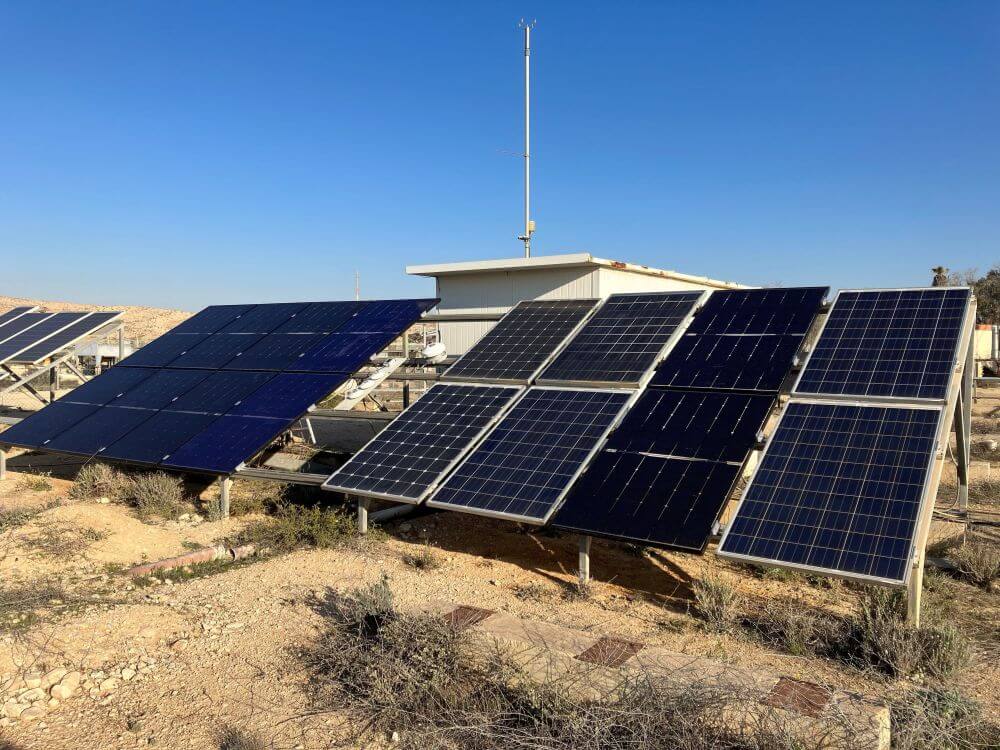 Ertragsanalyse von Utility-Modulen in der Negev-Wüste.