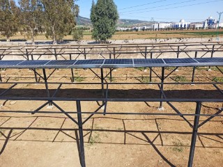 Die in Algerien installierte Agri-PV-Anlage umfasst ein integriertes System zur Regenwassernutzung.