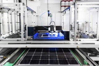 Ultraschallmikroskop Mess-Stand der Firma PVA TePla für vollformatige Module am Fraunhofer ISE. 