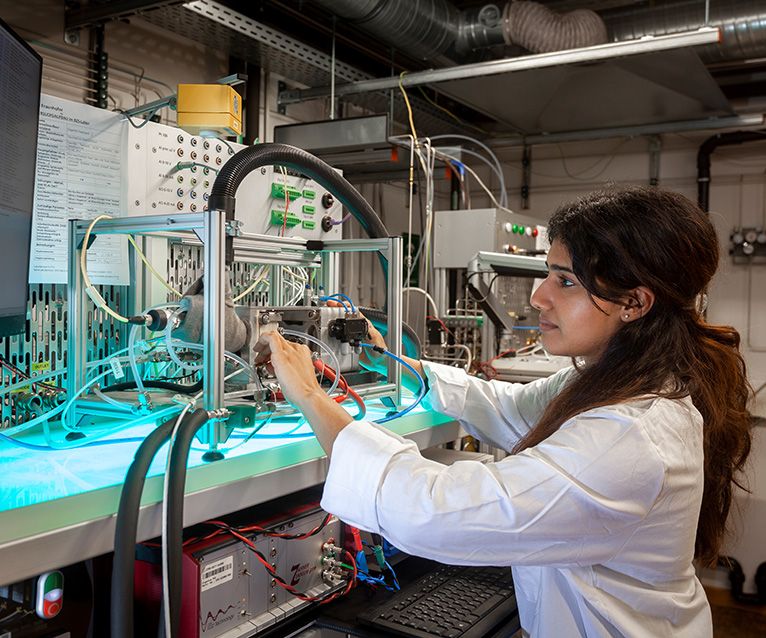 In-situ Charakterisierung einer Membran-Elektroden-Einheit, dem elektrochemischen Herzstück einer PEM-Brennstoffzelle, in einer differenziellen Testzelle.