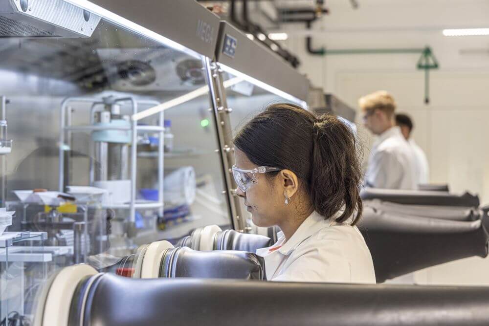 Assemblierung von Batteriezellen in einer Glovebox unter Argonatmosphäre.