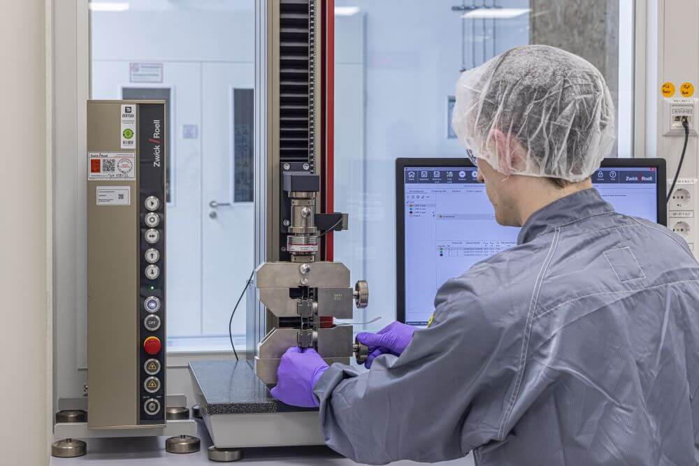 Mechanische Charakterisierung einer Batterieelektrode durch Anwendung eines 180°-Schälversuchs.