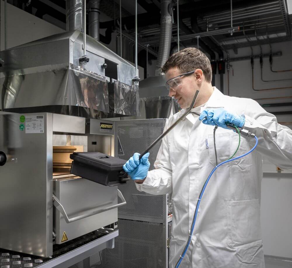 Hard Carbon als Anodenaktivmaterial für Natrium-Ionen-Batterien kann aus natürlichen oder synthetischen Ausgangsstoffen durch thermische Behandlung hergestellt werden.