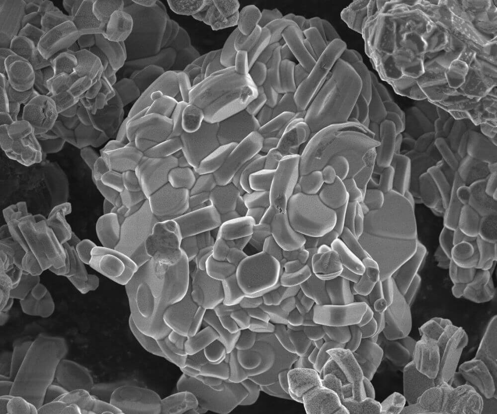 REM-Bild von Kathodenaktivmaterial, das mittels Fällungsstand am Fraunhofer ISE synthetisiert wurde.