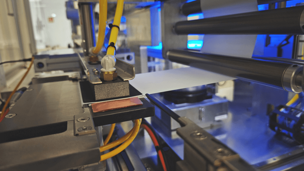 Vollautomatisierte Stapelbildung mit z-gefaltetem Separator.