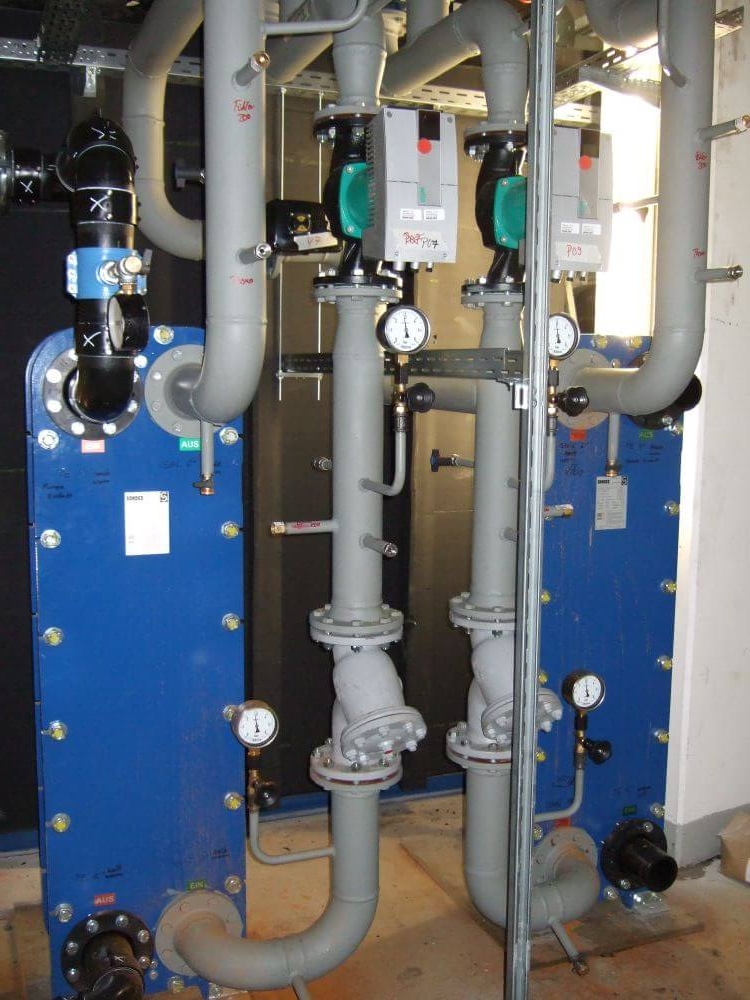 Anbindung eines hybriden Speichersystems aus Latentwärmespeicher und Kaltwasserspeicher an ein Kältenetz.