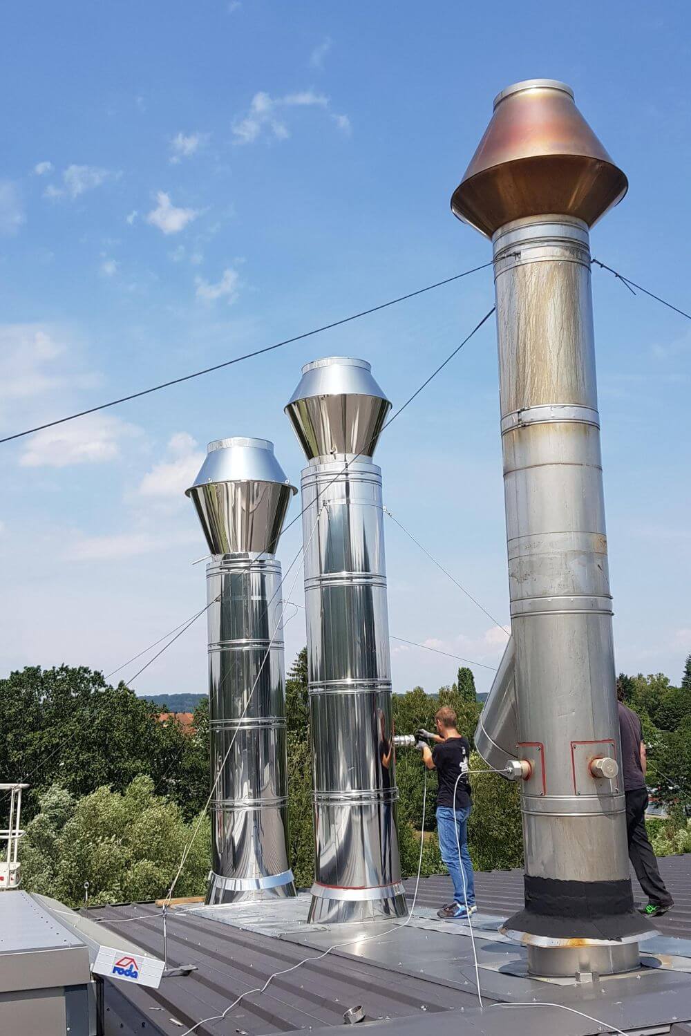 Installation von Messtechnik zur Identifizierung des Abwärmepotenzials.